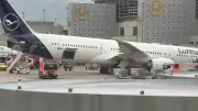 Lufthansa-Mitarbeiter nach Fahrwerkskollaps im Krankenhaus