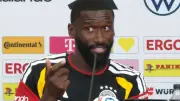 Lustiger Moment bei DFB-PK: Rüdigers Handy klingelt mitten im Interview