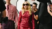 Madonna bei Paris Fashion Week: Rotes Spitzenkleid und Umarmung mit Charli XCX