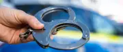 Mann randaliert in Berliner Luxus-Kaufhaus und beißt Polizisten