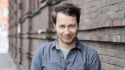 Marco Tschirpke im Kiezklub Rahnsdorf: Humor und Musik am Stadtrand