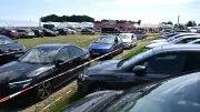 Massenansturm auf Deutschlands erstes Erdbeer-Drive-in in Bottrop