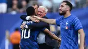 Mbappé widmet Tor emotionaler Umarmung für Trainer Deschamps