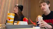 McDonald's Antrag: Er zückt den Ring, sie merkt nichts