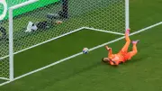 Mega-Patzer: Torwart-Legende Muslera zur Halbzeit ausgewechselt