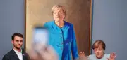 Merkels Staatsporträt: Blauer Blazer vor Goldbraun enthüllt