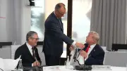 Merz schenkt Trump Deutschland-Trikot bei G7-Gipfel