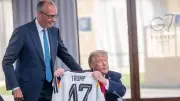 Merz schenkt Trump Fußballtrikot zum 80. Geburtstag beim G7-Gipfel