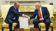 Merz will mit Geheimbrief und Geschenk Beziehung zu Trump kitten