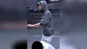 Messerangriff am Alexanderplatz: Polizei fahndet mit Fotos nach Tatverdächtigem