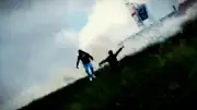Mini-Tsunami spült Schüler bei Frachter-Stapellauf in Kanal