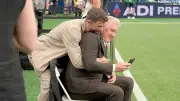 Müller und Schweinsteiger: Weltmeister-Knuddler vor WM-Spiel