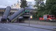 München: Zwei Güterwaggons stürzen von Brücke auf Straße