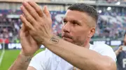 Nach 14 Jahren: Lukas Podolski gibt Köln-Trikot mit Nummer 10 frei