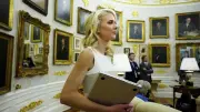 Natalie Harp: Trumps „menschlicher Drucker“ und sein engster Vertrauter