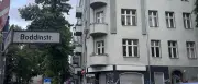 Neukölln prüft Vorkauf von drei Häusern im Flughafenkiez