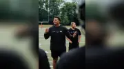 NFL-Star Brandon Coleman unterstützt Berliner Football-Talente bei Charity-Camp