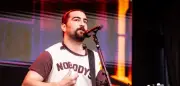 Noah Kahan bittet Fans: Geht auf die Toilette statt in die Hose