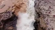 Nur für Stunden: Zweifarbiger Wasserfall in China begeistert