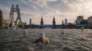 Olympia-Triathlon durch Berlin: Schwimmen in der Spree, Laufen an der East Side Gallery
