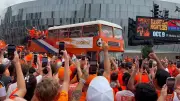 Oranje-Party-Bus rollt durch Kansas City: Niederländer feiern vor WM-Spiel