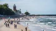 Ostsee-Badeort Kolberg: Skurriles Verbotsschild verbietet Füße waschen