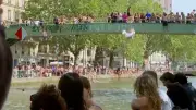Pariser Polizei stoppt verbotenes Brückenspringen am Kanal Saint Martin