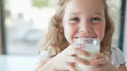 Pflanzendrinks vs. Milch: Nachteile und Mythen im Faktencheck