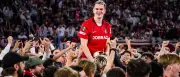 Platzsturm in Freiburg: UEFA-Strafe mit Bewährung und Geldbuße