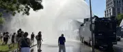 Polizei setzt Wasserwerfer gegen Hitze in Berlin ein