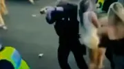 Polizeieinsatz in England eskaliert: Schlagstock und Taser gegen Jugendliche