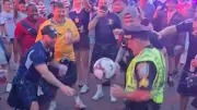 Polizist wird zum Star auf Fanfest in Boston mit Fußball-Tricks