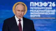 Putin attackiert Selenskyj auf Wirtschaftsforum – Russlands Wirtschaft unter Druck