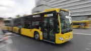 Reizgas-Attacke in Berliner Bus: Mann fühlt sich von Blick provoziert