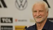 Rudi Völler sorgt mit „Nackter Kanone“ für Lacher bei Pressekonferenz