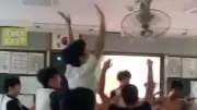 Schüler feieren wilde Tor-Party im Klassenraum nach Südkorea-Sieg