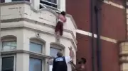Schock in Ost-London: Kleinkind hängt aus Fenster über Einkaufsstraße