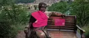 Schweizer Statuen tragen pinke Babytragetücher für mehr Vaterrolle