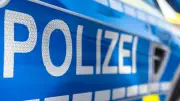 Schwerer Unfall auf B45: Auto überschlägt sich auf nasser Fahrbahn