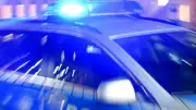 Schwerer Unfall in Berlin-Kreuzberg: Polizeiauto kippt nach Taxi-Crash um