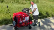 Sepsis kostete ihn die Beine – jetzt wandert er 1400 km durch Europa
