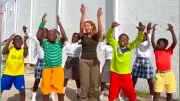 Shakira bringt Ghetto Kids aus Uganda zum WM-Finale