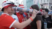 Ösi-Fan trinkt aus riesigem Bierbecher-Stapel während ARD-Live-Schalte