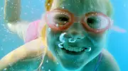 Sicher baden mit Kindern: Tipps für Meer, See und Pool