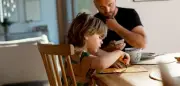 Smartphone beim Familienessen: Eltern nutzen es häufiger als Kinder