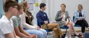 Social-Media-Verbot für Jugendliche? Ministerinnen diskutieren mit Schülern