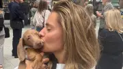 Sophia Thomalla überrascht Zverev mit Dackelwelpe Buba in Paris