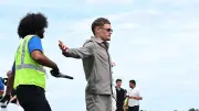 Strenge DFB-Kontrolle auf dem Rollfeld vor Abreise zum Gruppenspiel
