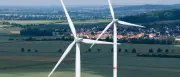 Studie: Erneuerbare Energien erreichen Beschäftigungsrekord – Politikwechsel gefährdet Jobs