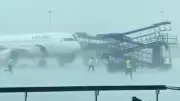 Sturmböe schiebt Gangway in Flugzeuge: Drei Air-India-Maschinen beschädigt
